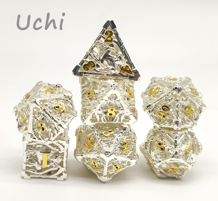 Thực tế không độc hại Mini 6 mặt xúc xắc kim loại chống mài mòn được chạm khắc bằng tay