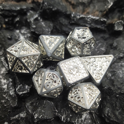 Card Edge Metal RPG Dice Tay chạm khắc bền cho đa diện thế giới man rợ