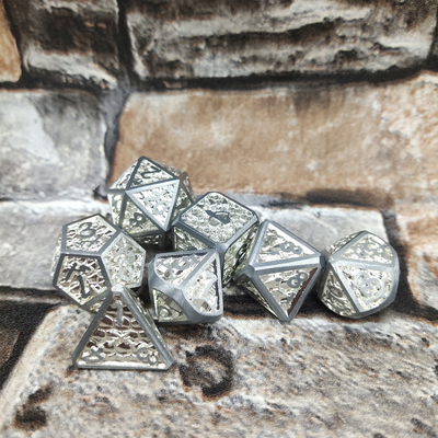 Card Edge Metal RPG Dice Tay chạm khắc bền cho đa diện thế giới man rợ