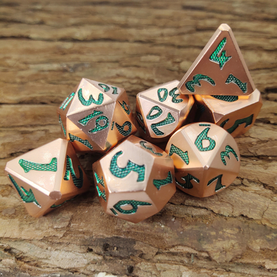 Xúc xắc kim loại tùy chỉnh chống mài mòn Đa diện Seven Dice RPG Chất liệu đồng Màu xanh lá cây