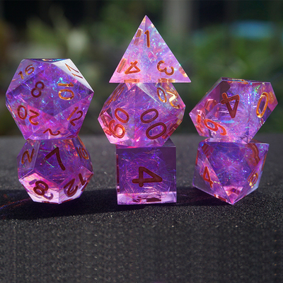 Roumine và các nhân vật nhựa dải màu chơi một bộ xúc xắc đa nốt Dragon và Dungeon dnd xúc xắc