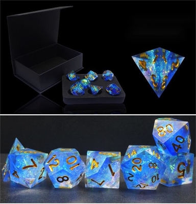 Các nhân vật nhựa sọc màu xanh và màu sắc chơi một bộ xúc xắc đa nốt Dragon và Dungeon dnd dice
