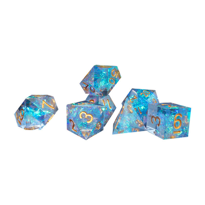 Các nhân vật nhựa sọc màu xanh và màu sắc chơi một bộ xúc xắc đa nốt Dragon và Dungeon dnd dice
