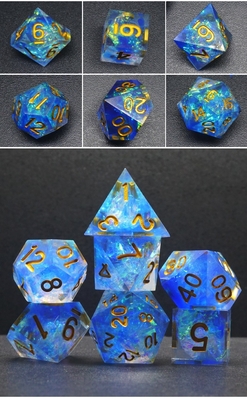 Các nhân vật nhựa sọc màu xanh và màu sắc chơi một bộ xúc xắc đa nốt Dragon và Dungeon dnd dice