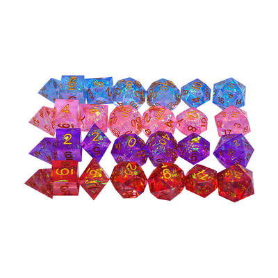 Các nhân vật nhựa sọc màu xanh và màu sắc chơi một bộ xúc xắc đa nốt Dragon và Dungeon dnd dice