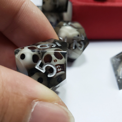 Đen Crystal Skull nhựa boarding Dice Set và dice