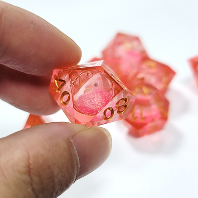 Nhỏ màu đỏ tinh thể nhựa Polyhedral Dice vô vị không độc hại