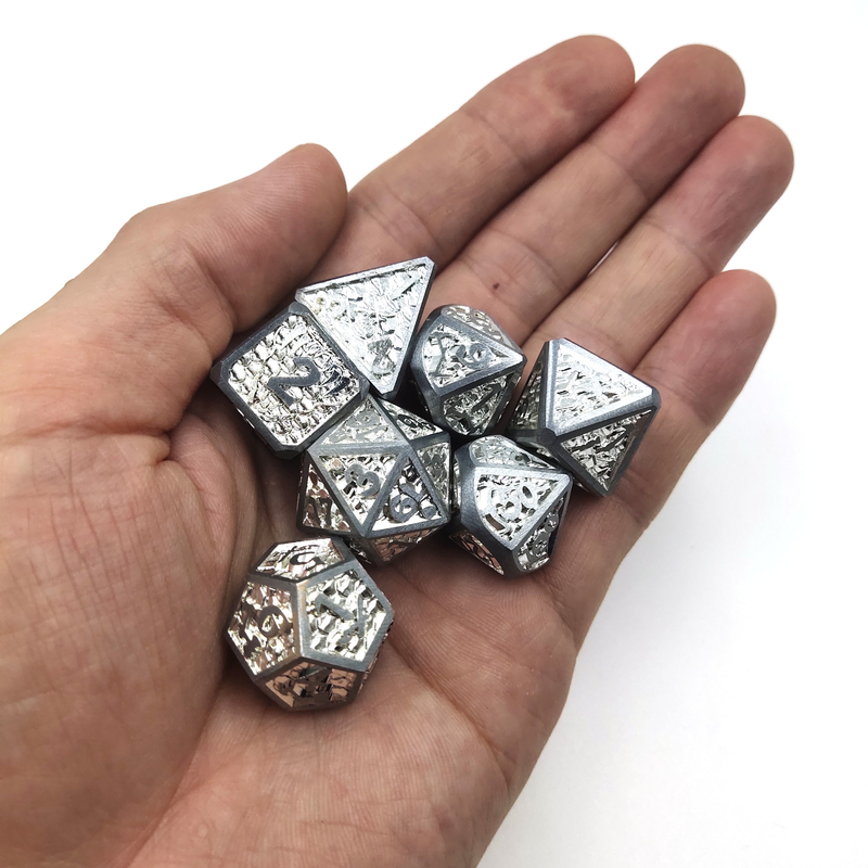 Card Edge Metal RPG Dice Tay chạm khắc bền cho đa diện thế giới man rợ
